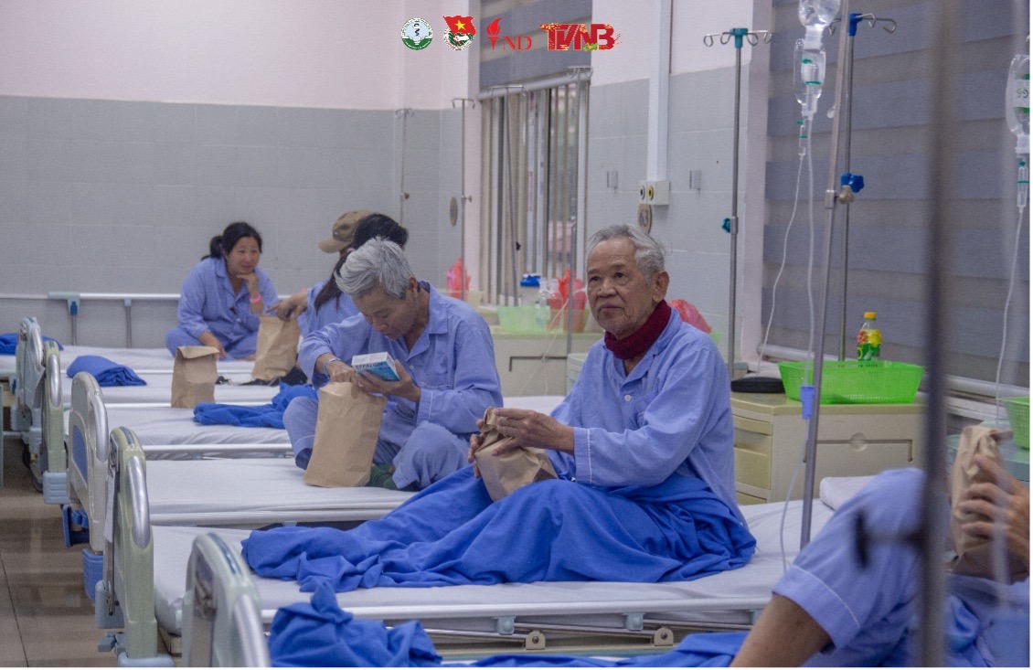 Ảnh: Các bệnh nhân điều trị nội trú nhận được những phần quà của chương trình